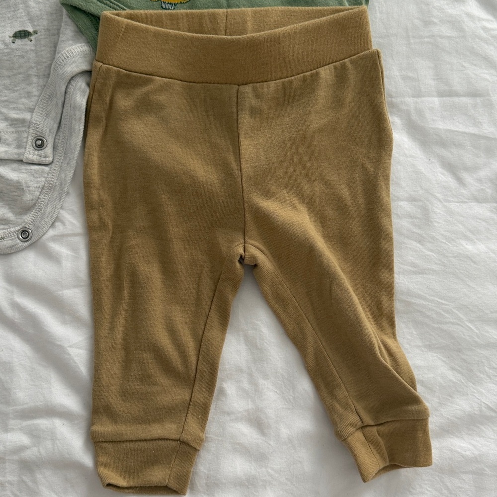 Assorted Baby Onesies and Pants Set 3-6 months - Picture 5 of 10
